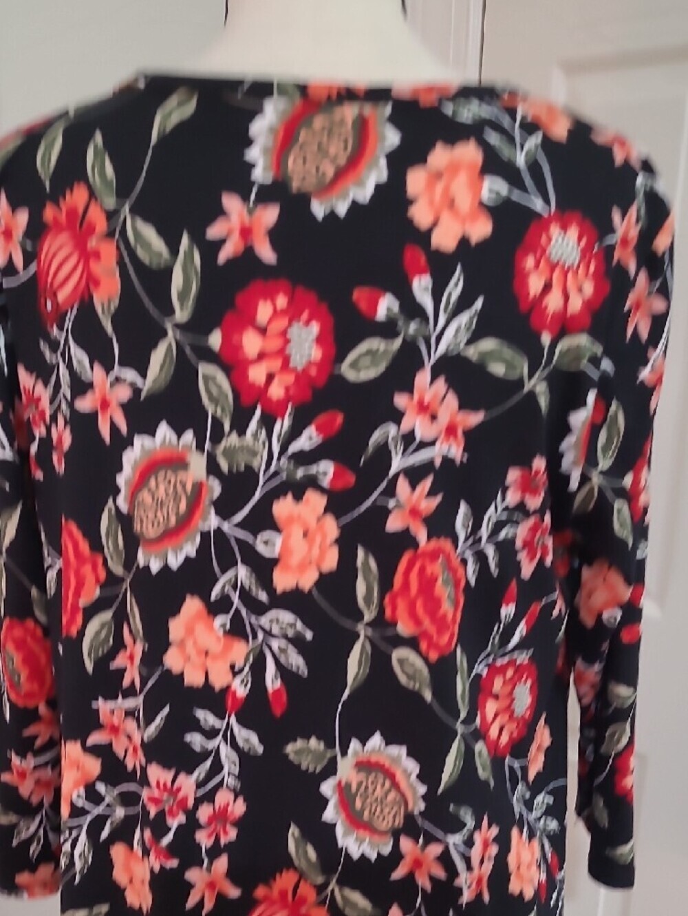 Misia Black Floral Keyhole Tunic Top - Red & Peach Flowers - Size M - Picture 6 of 7